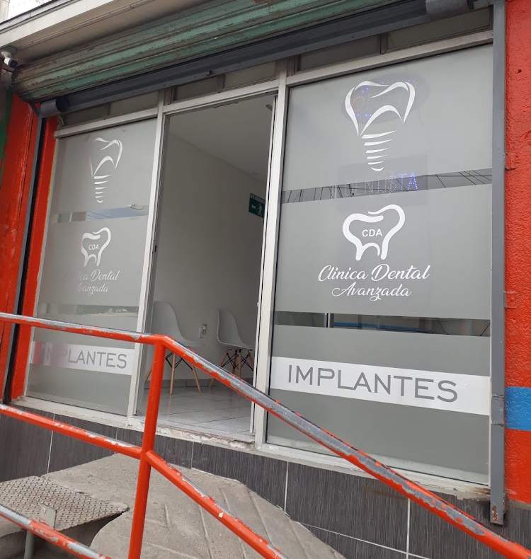 Fachada de Clínica Dental Avanzada / Clinic entrance